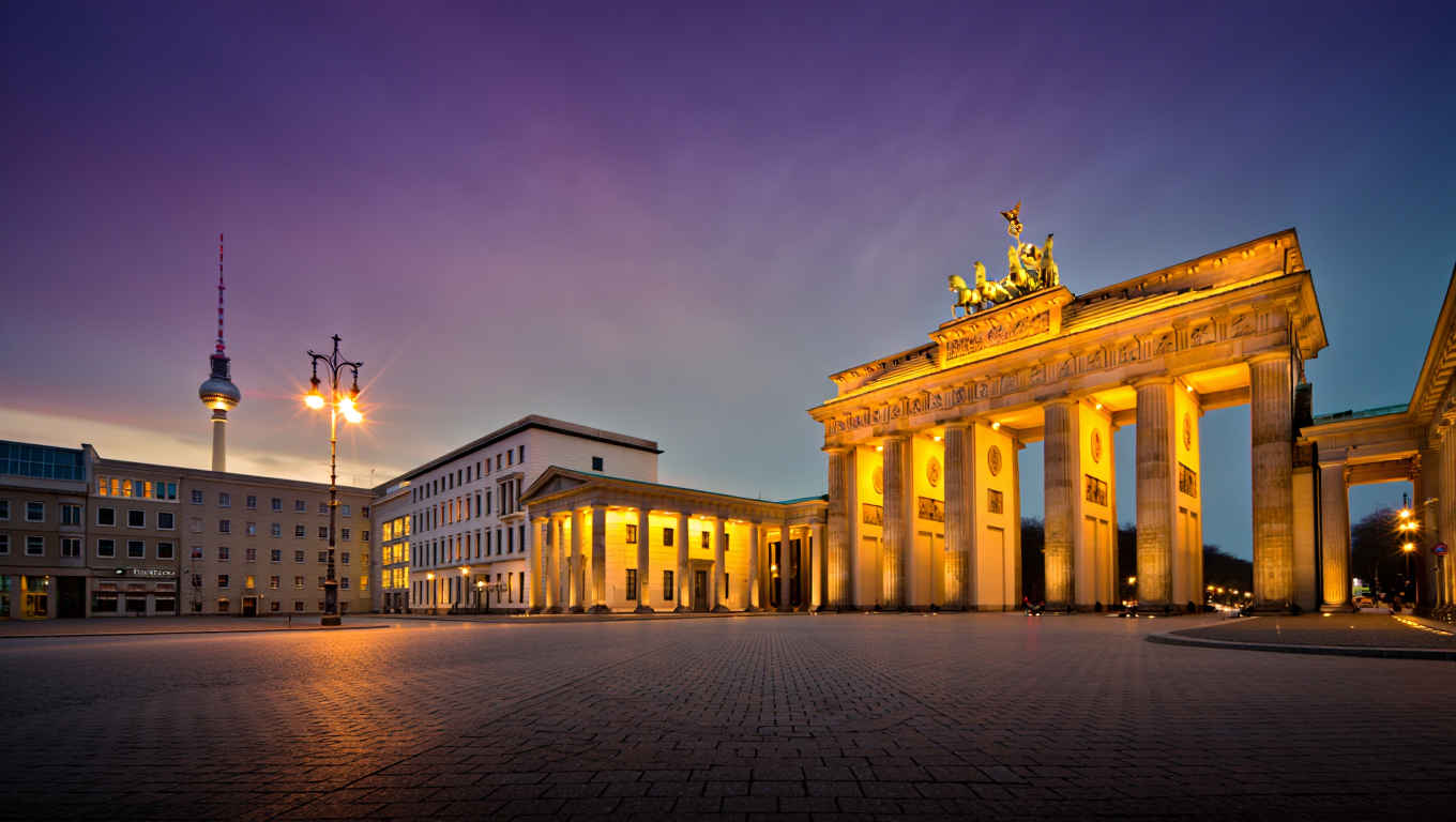 Berliner Stadtpanorama mit Brandenburger Tor und Fernsehturm bei Sonnenuntergang
